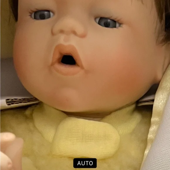 Charming Ashton-Drake porcelain doll. “Mommy I’m Sleepy” - Picture 3 of 7